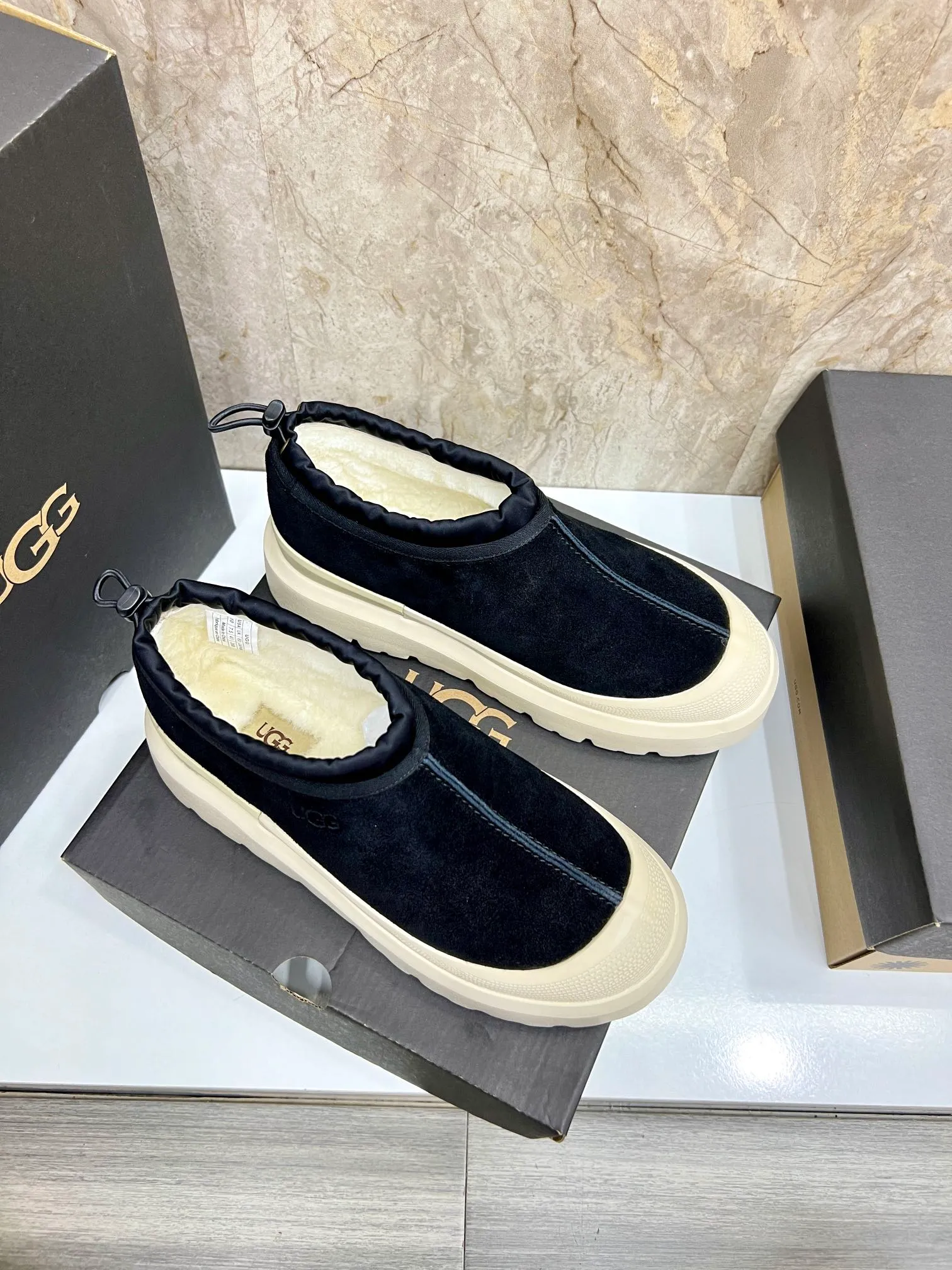 Men's men's shoes💰: 💰540💰Couple model👫 UGG Tasman Weather Hybrid one-second snow boots👢 Wang Yibo's same 👏 classic Tasman shoe is designed with environmentally friendly waterproof and snowproof material, which is both fashionable and functional. At the same time, it is paired with the new UGG Keen furry color-blocked jacket. Bright orange and maroon collide to create a new light outdoor style and open up a new travel experience in early autumn! Using the best materials, the 17mm fur-integrated surface is warmer and more breathable, and the outsole is upgraded to a lightweight and wear-resistant light wing technology outsole! Size: Women’s size 35-40 / Men’s size 38–44 (45 customized) Official website color